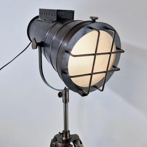 Vintage industriell golvlampa med stativ: justerbar mässingsspotlight, träfot