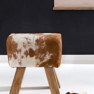 Fußhocker aus echtem Kuhfell-Patchwork | Rustikaler Holzhocker, Boho-Eingangsbank