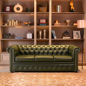 Handgjord olivgrön lädersoffa i Chesterfield - Tuftad brittisk design