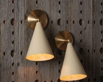 Aplique de parede cônico perfurado estilo moderno de meados do século XX - Aplique artesanal em tom areia suave - Iluminação industrial minimalista para quarto e banheiro