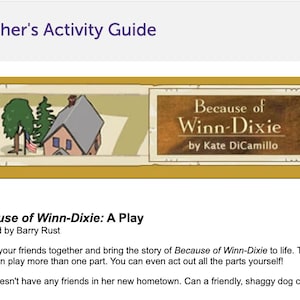 Pode incluir: Um Guia de Atividades para Professores da Scholastic com o título "Because of Winn-Dixie" de Kate DiCamillo. A imagem inclui uma adaptação teatral de Barry Rust. O guia apresenta um desenho de uma casa e árvores.