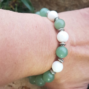 Armband mit Aventurin und Schneequarz. Bracelet en pierre d&#39;aventurine et cristal de roche.
