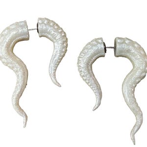 Schimmernde Tintenfisch-Tentakel-Ohrringe - Ohrstecker oder Ohrhänger-Versionen - Weiß irisierende Ohrringe- Ozean-inspirierter einzigartiger Fantasieschmuck