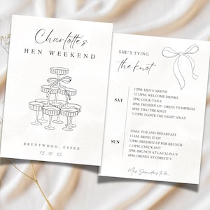 Könnte beinhalten: Cremefarbene Einladung zur Junggesellinnenabschiedsparty mit schwarzen Strichzeichnungen. Die linke Seite zeigt eine Champagnerturm-Illustration und den Text "Charlotte's Hen Weekend". Die rechte Seite listet den Zeitplan.