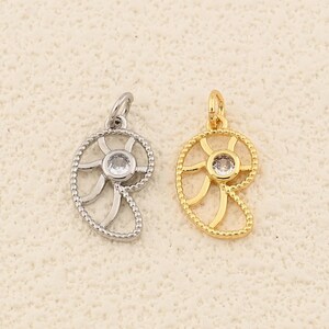 Spiralinspirerat hänge med öppet snäcksnäcksform och glittrande sten, perfekt för gör-det-själv-strandsmycken, 10 x 17 mm