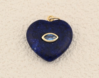 Corazón de lapislázuli azul profundo tallado con circón central con corte de ojo y enganche relleno de oro de 18 quilates de 20 x 22 mm