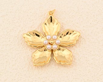 Beautiful Gold Floral Pendant Featuring Five Leaf Petals and Lustrous Pearls for Elegant Look 34.5x36mm