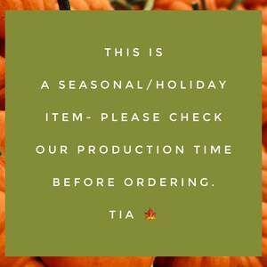 Puede incluir: Un rect&aacute;ngulo verde superpuesto sobre un fondo de calabazas naranjas. El texto dice: THIS IS A SEASONAL/HOLIDAY ITEM- PLEASE CHECK OUR PRODUCTION TIME BEFORE ORDERING. TIA, seguido de un peque&ntilde;o emoji de hoja de arce roja.