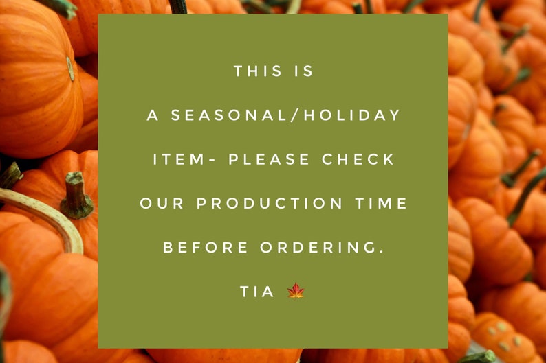 Puede incluir: Un rect&aacute;ngulo verde superpuesto sobre un fondo de calabazas naranjas. El texto dice: THIS IS A SEASONAL/HOLIDAY ITEM- PLEASE CHECK OUR PRODUCTION TIME BEFORE ORDERING. TIA, seguido de un peque&ntilde;o emoji de hoja de arce roja.