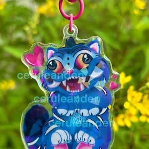 Chaveiro de acrílico com pingente de tigre azul Derpy e adesivo epóxi na frente.