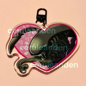 Alien Charm || Acryl sleutelhanger met epoxy aan de voorkant