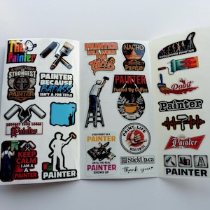 Op de afbeelding: Een verzameling stickers met schilderthema op een vel, met illustraties van verfrollers, kwasten, ladders en teksten zoals The Painter, Painter Because Badass en Painter Fueled By Coffee, met diverse grafische ontwerpen.