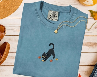 Camiseta con gato negro bordado, colores cómodos, camiseta minimalista de otoño, camiseta con bordado de otoño, camiseta de gato espeluznante, camiseta bonita de Halloween