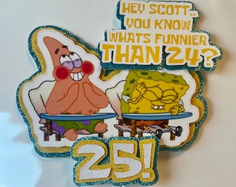 Könnte beinhalten: Ein Tortenaufsatz zum Geburtstag mit Patrick Star und SpongeBob Schwammkopf. Der Aufsatz hat den Text "Hey Scott... You know whats funnier than 24?" und "25!" in Gelb und Blaugrün. Die Charaktere sitzen an Schreibtischen.