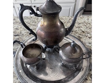 Set vintage JB Rogers composto da zuccheriera, lattiera e brocca Sheridan placcate in argento, con vassoio.