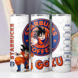 Puede incluir: Vaso blanco con temática de Dragon Ball Z y el logo de Starbucks. El diseño incluye al personaje Goku en naranja y azul, con las palabras "Starbucks Coffee" y "Goku" en naranja.