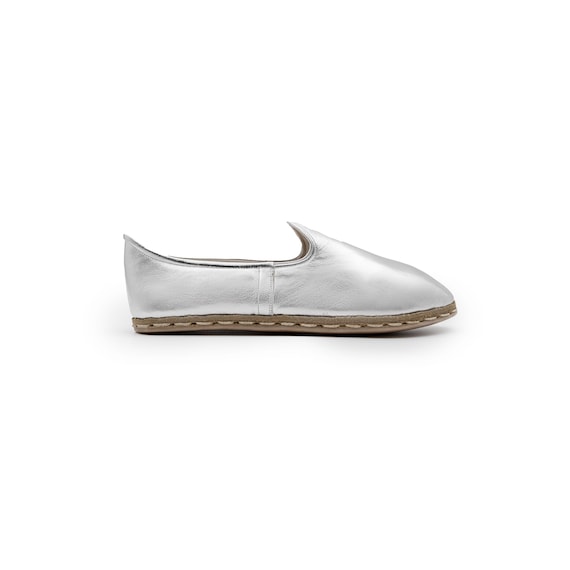 Handmade Silver Leather Flats – Elegant Slip-on Artisan  display picture 1