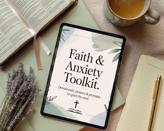 Puede incluir: Una tableta digital muestra el texto "Faith & Anxiety Toolkit". La tableta está rodeada por una Biblia, una taza de té, un cuaderno con un bolígrafo dorado y un manojo de lavanda. El texto en la tableta incluye "Devotionals, prayers & prompts to quiet the soul".