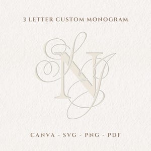 以下が含まれることがあります： 3文字のカスタムモノグラムデザイン。優雅で渦巻くようなディテールが特徴です。文字は柔らかくニュートラルな色で、テクスチャ加工されたオフホワイトの背景に配置されています。上部には「3 LETTER CUSTOM MONOGRAM」と書かれています。