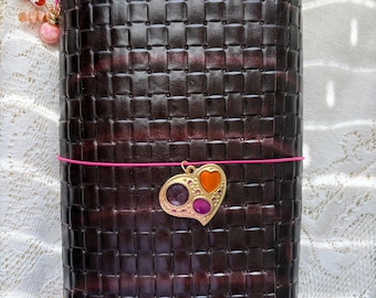 Corazón tejido: cuaderno tríptico A5 hecho a mano en cuero tejido marrón oscuro, funda recargable para cuaderno A5, cuaderno de viaje inspirado en Louise Carmen.