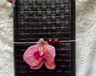 Funda para cuaderno tríptico hecha a mano de cuero repujado tejido marrón, modelo Orquídea de Verano, recargable, tamaño A5, inspirada en Louise Carmen.