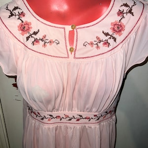 1970&#39;s Gillead Peach Nightgown With Ruffle Cap Sleeves, Size Small