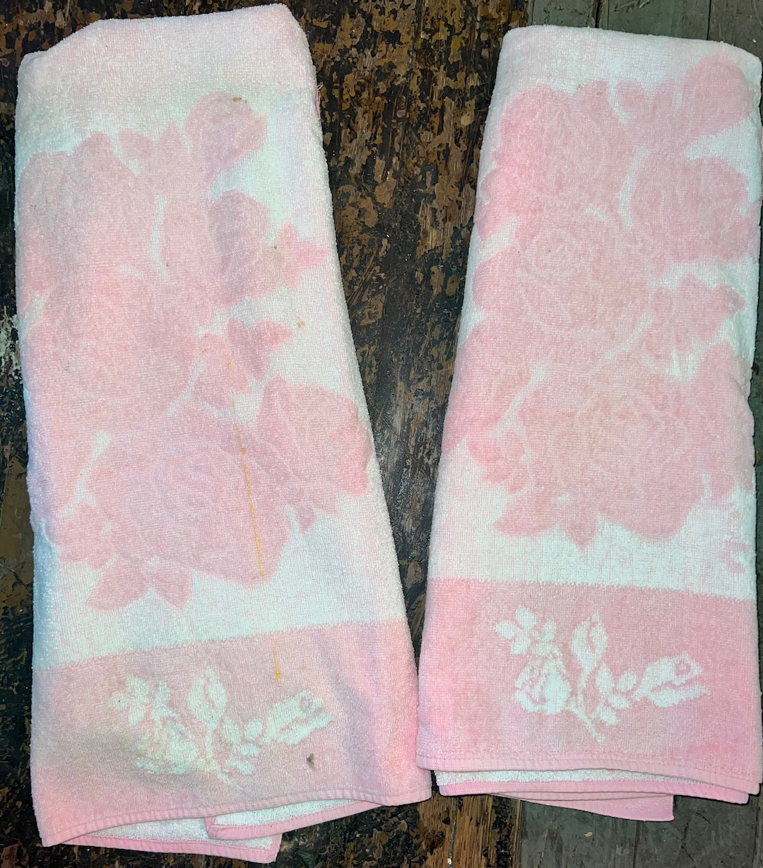 Vintage Sculpted Bath Towel Set. Pink and White Roses Vintage Bath Towel Set. Flower Bath Towels