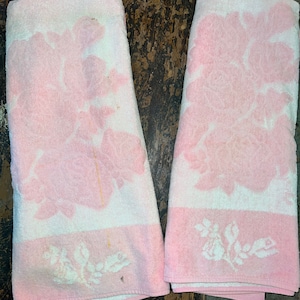 Vintage Pink and White Roses Sculpted Bath Towel Set