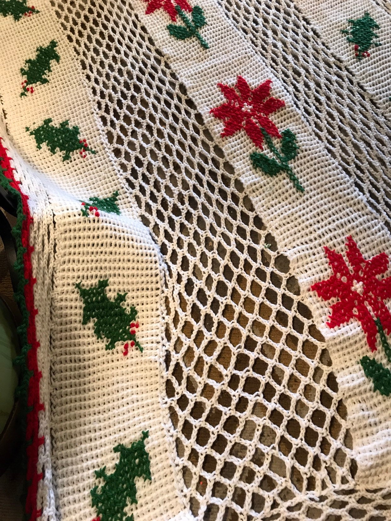 Vintage Christmas Afghan. Poinsetta Crochet Afghan. Christmas Blanket