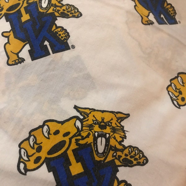 Vintage 90's UK Fitted Bed Sheet. Vintage 90's Kentucky Wildcats Full Size Flat Sheet. University of Kentucky Full Size Bedding