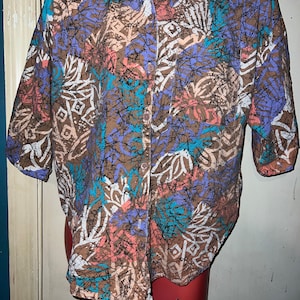 Camisa con botones abstracta vintage de los años 80. Camisa colorida y moderna
