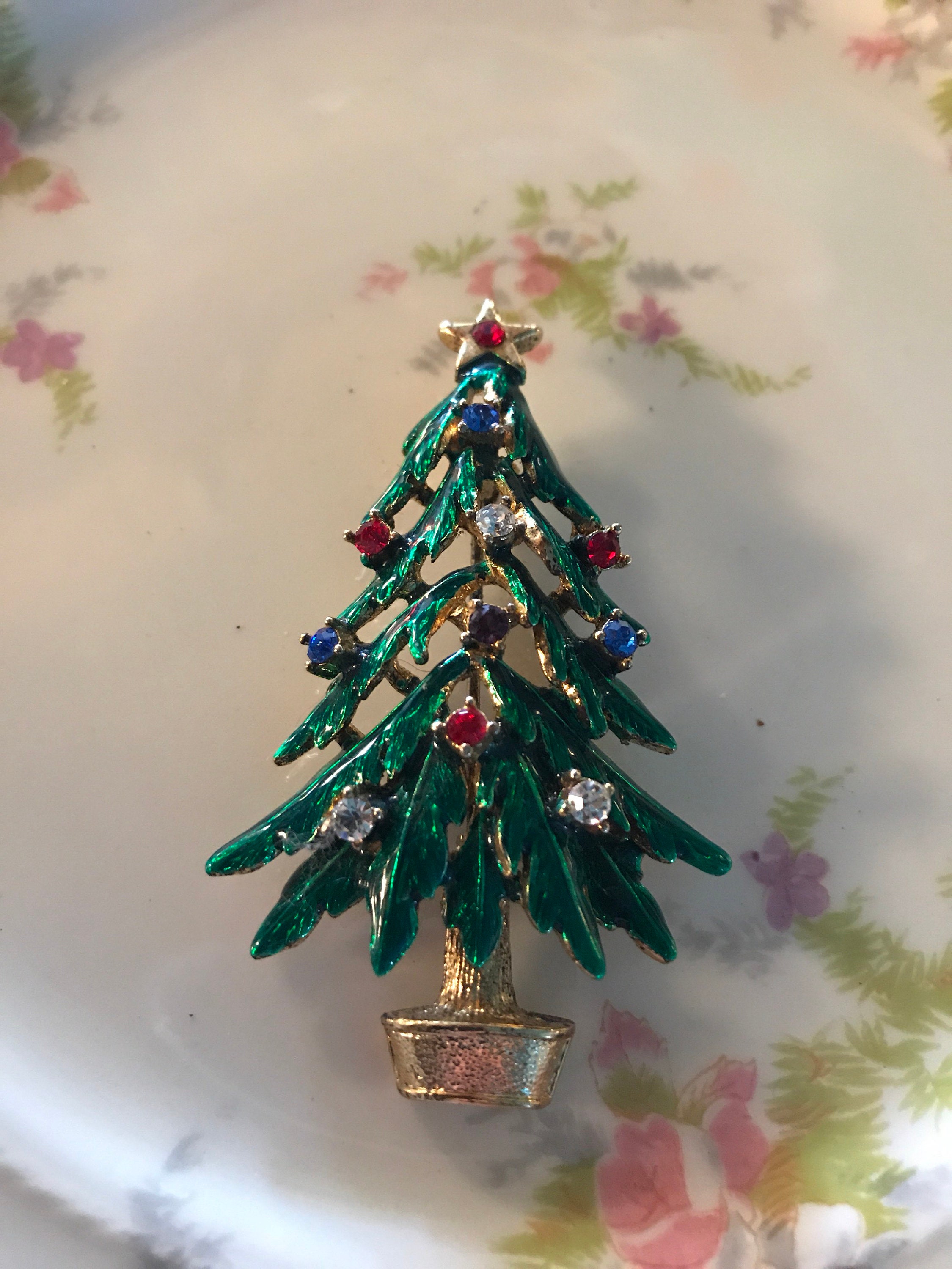 Vintage Christmas Pin. Christmas Brooch. Christmas Tree Brooch. Gold Red and Green Christmas