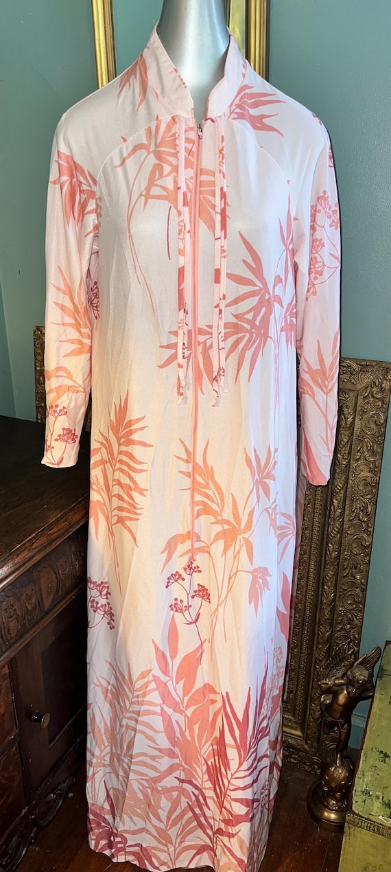 Vintage Peach Peignoir Set, Robe and Nightgown Set.