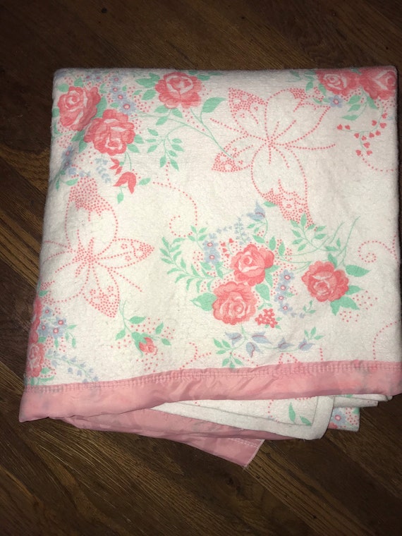 Vintage Fleece Floral Blanket With Pink Trim. White Fleece Blanket With Pretty Pink Flowers. Vintage Blanket