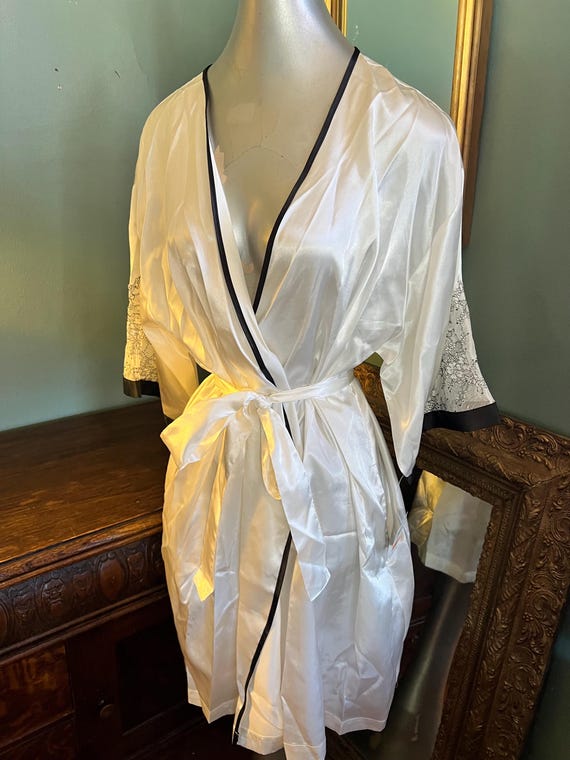 Retro White Robe Vintage 1990’s Short White Satin Robe, Size Large - Gem