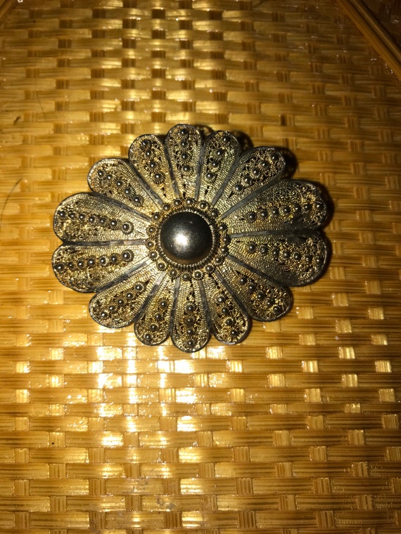 Vintage Gold Brooch. Vintage Gold Tone Flower Brooch. Gold Flower Pin