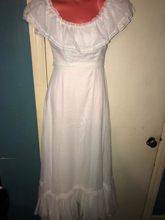 Vintage 1970’s Peasant Wedding Dress. Gorgeous White Dress. Wedding Dress. White Eyelet Simple Wedding Dress. Size XS. Movie Costume.