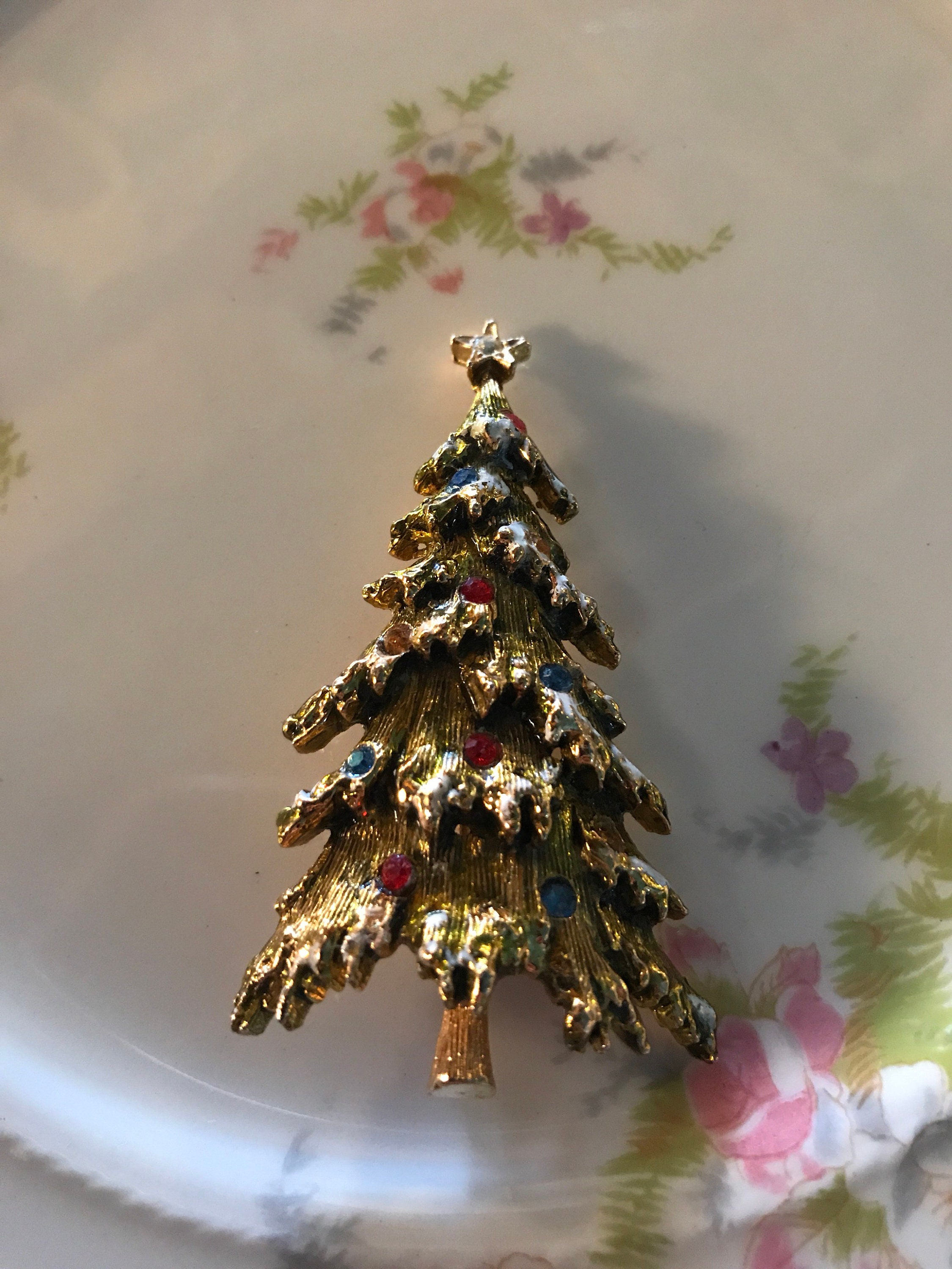 Vintage Christmas Pin. Christmas Brooch. Christmas Tree Brooch. Gold