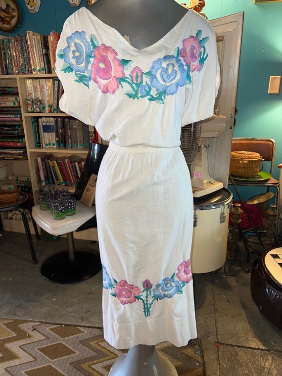 Vintage 1960's White Boho Dress. Short Sleeved Embroidered Flowers Dress. Hippie Dress, True Vintage