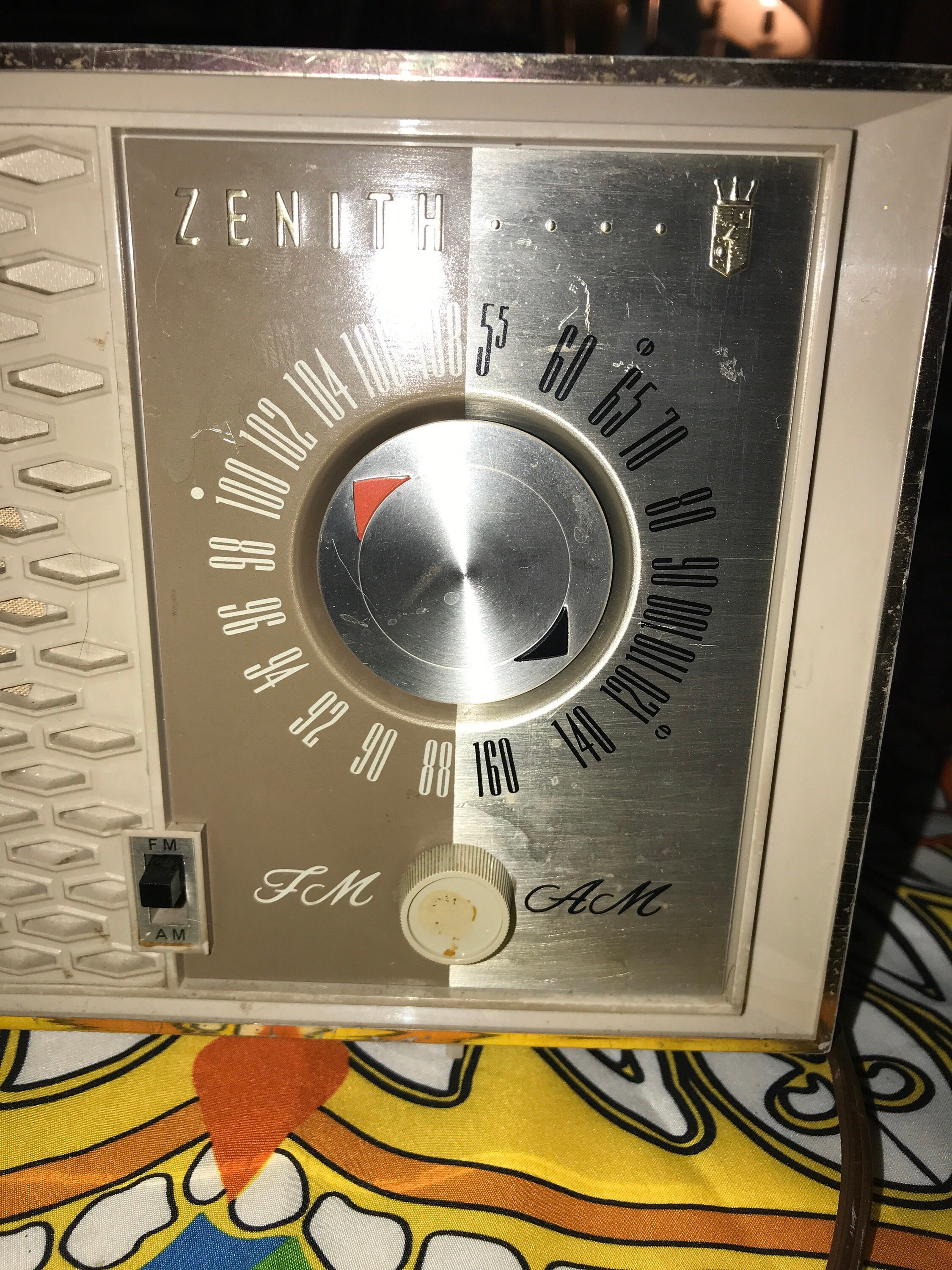 Vintage Zenith Radio. AM FM Zenith Radio. Vintage Radio. Tan Zenith Radio.