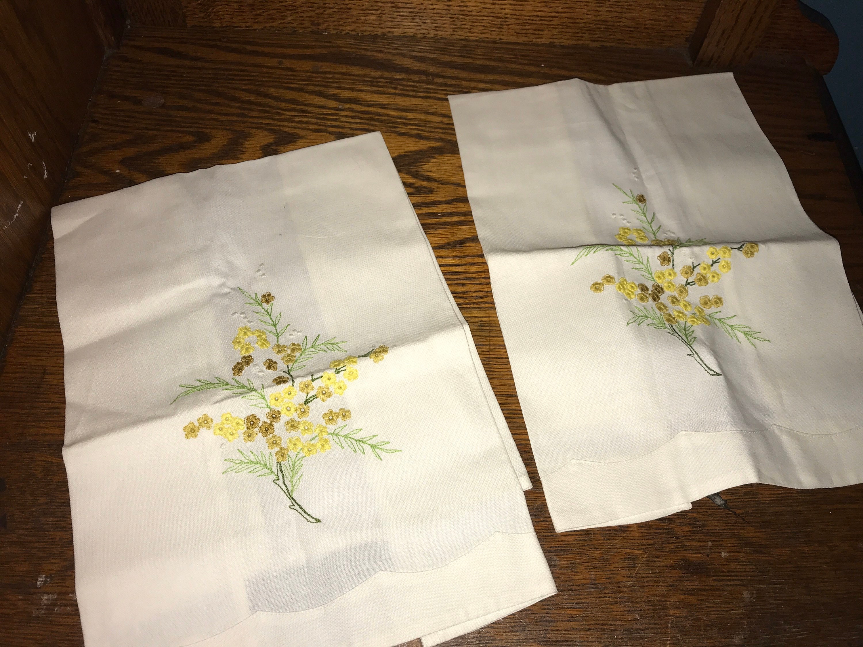 Vintage Daisies Embroidered Hand Towel 