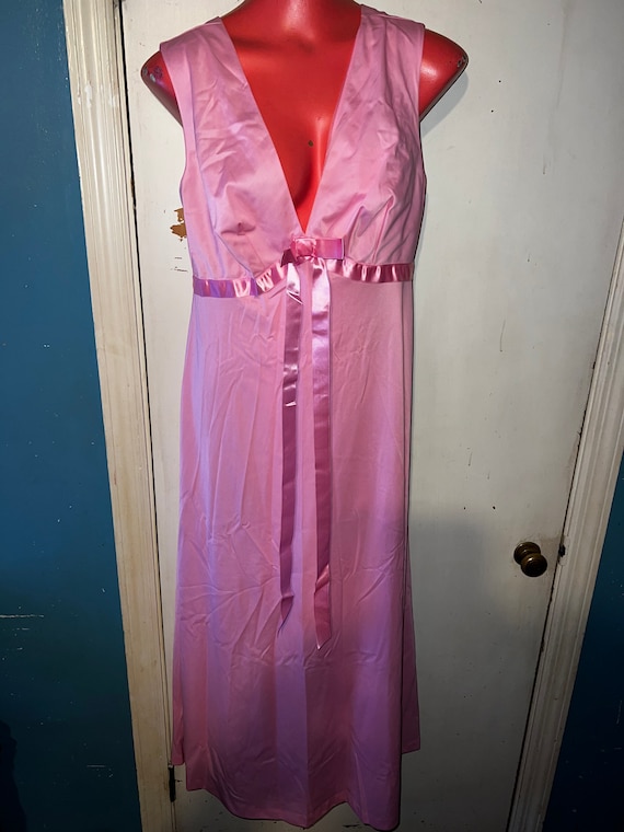 Vintage 1970's Pretty In Pink Nightgown. Vintage L