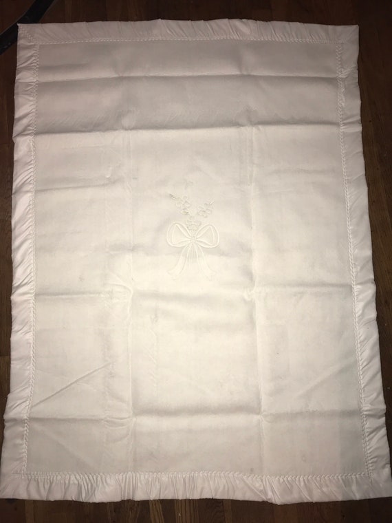 Vintage 1960’s Quiltex Baby Blanket. White Acrylic Satin Trimmed Baby Blanket. Excellent White Baby Blanket.