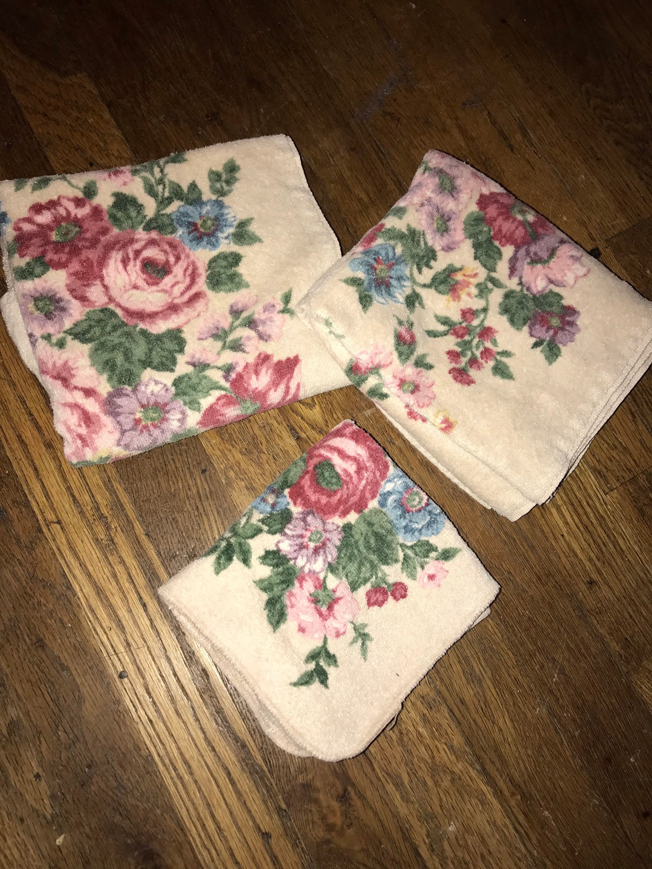 Vintage 1990s Liz Claiborne Towel Set. Two Hand Towels, and Washcloth.  Beautiful Tan Plush Flower Towel Set. Floral Bathroom Decor. 