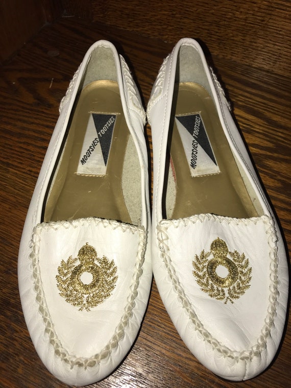 Vintage White Mootsie Tootsie Shoes. Womens Mootsie Tootsie White and Gold Flats. White and Gold Mootsie Tootsie Shoes. Size 8