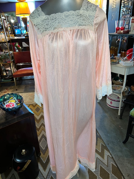 1970's Long Nightgown. Vintage Peach Nightgown. Peach and Lace Nightgown. Long Nightgown. LouRose Size Medium