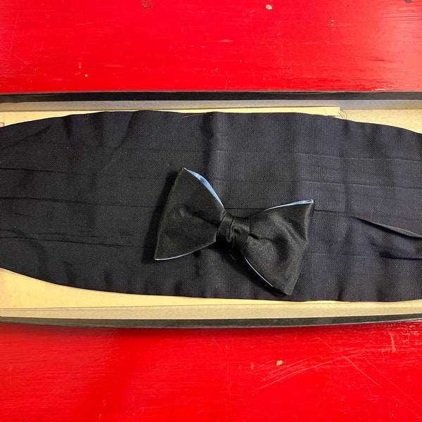 Vintage Black Silk Cummerbund and Bow tie Set. Nice Vintage Black Cummerbund and Bow tie For Tuxedo. Get Your Formal On