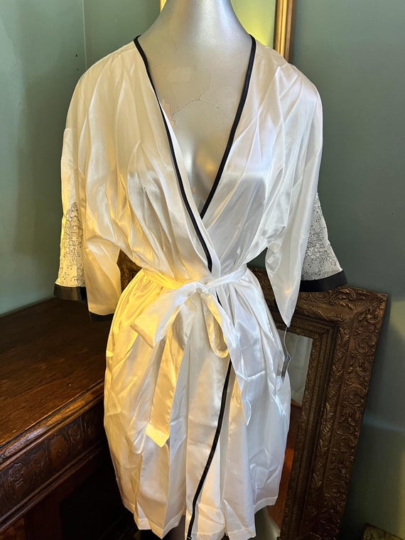 Vintage 1990’s Short White Satin Robe, Size Large