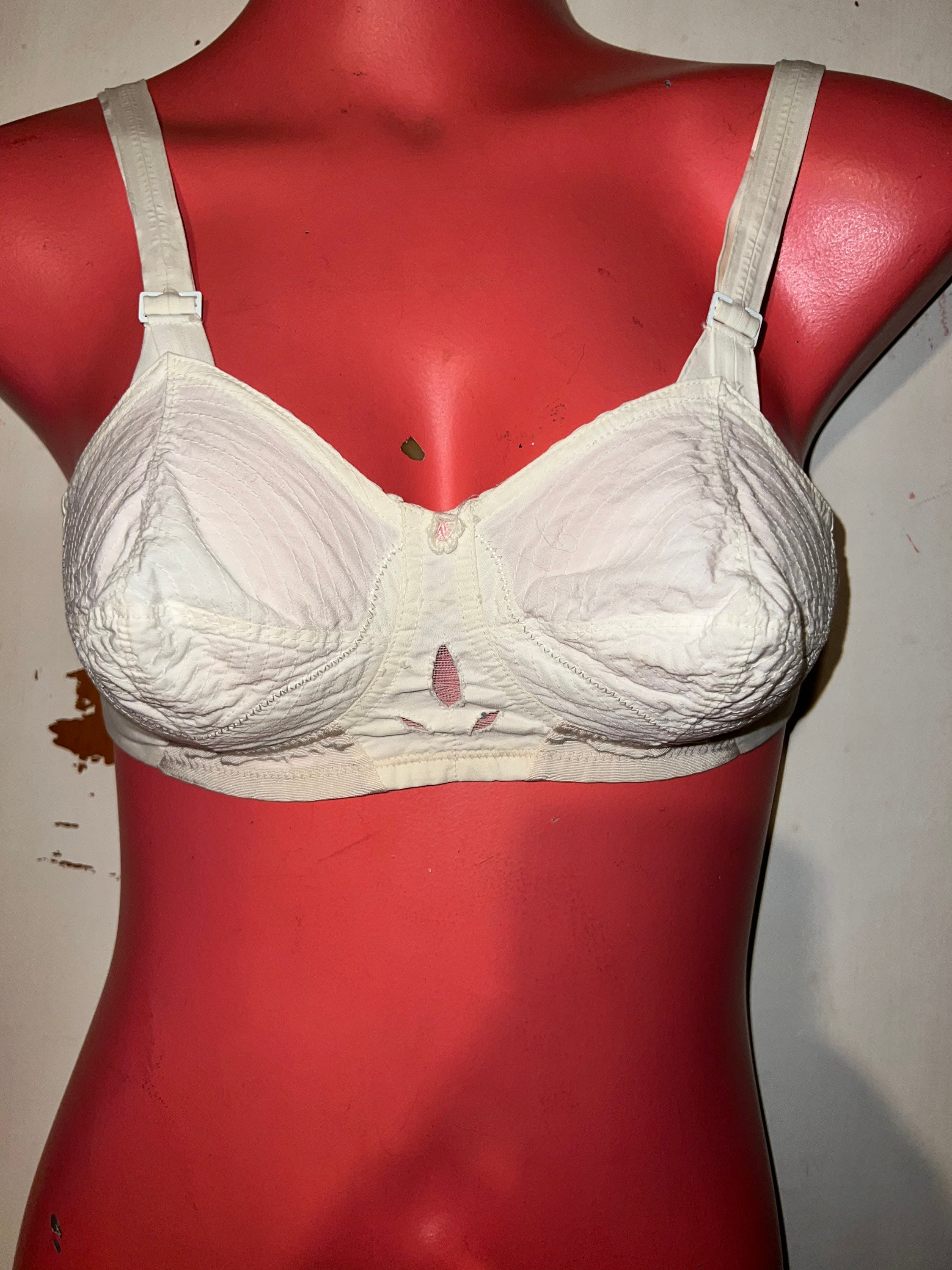 Vintage 1940's Bullet Bra. Off White Spider Web Cotton Bra. Exquisite Form,  Stand Out Bra, Size 32B