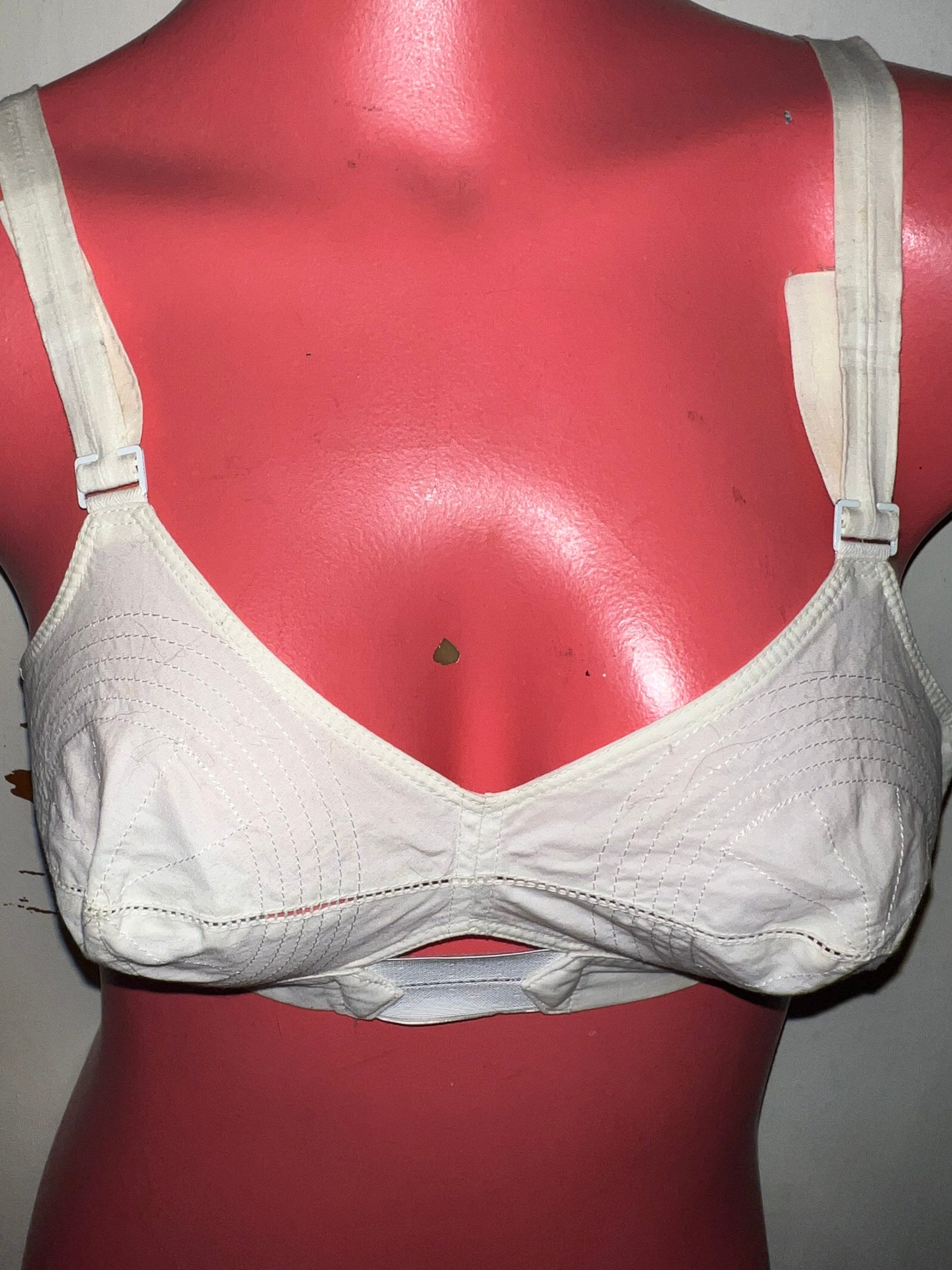 Vintage 1940’s Bullet Bra. Off White Spider  Cotton Bra. Maidenform